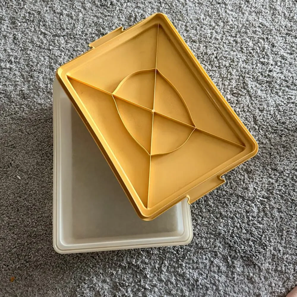 Vintage Tupperware Rectangle Cake Taker Carrier Harvest Gold 13 x 9